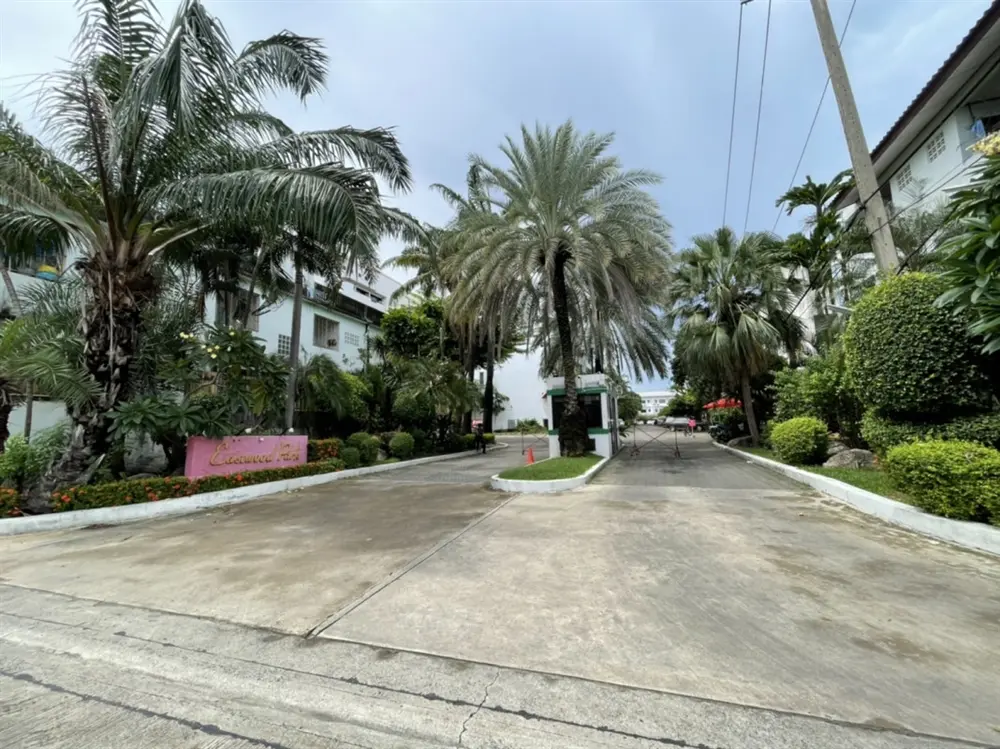 อีสท์วูด พาร์ค คอนโดมิเนียม