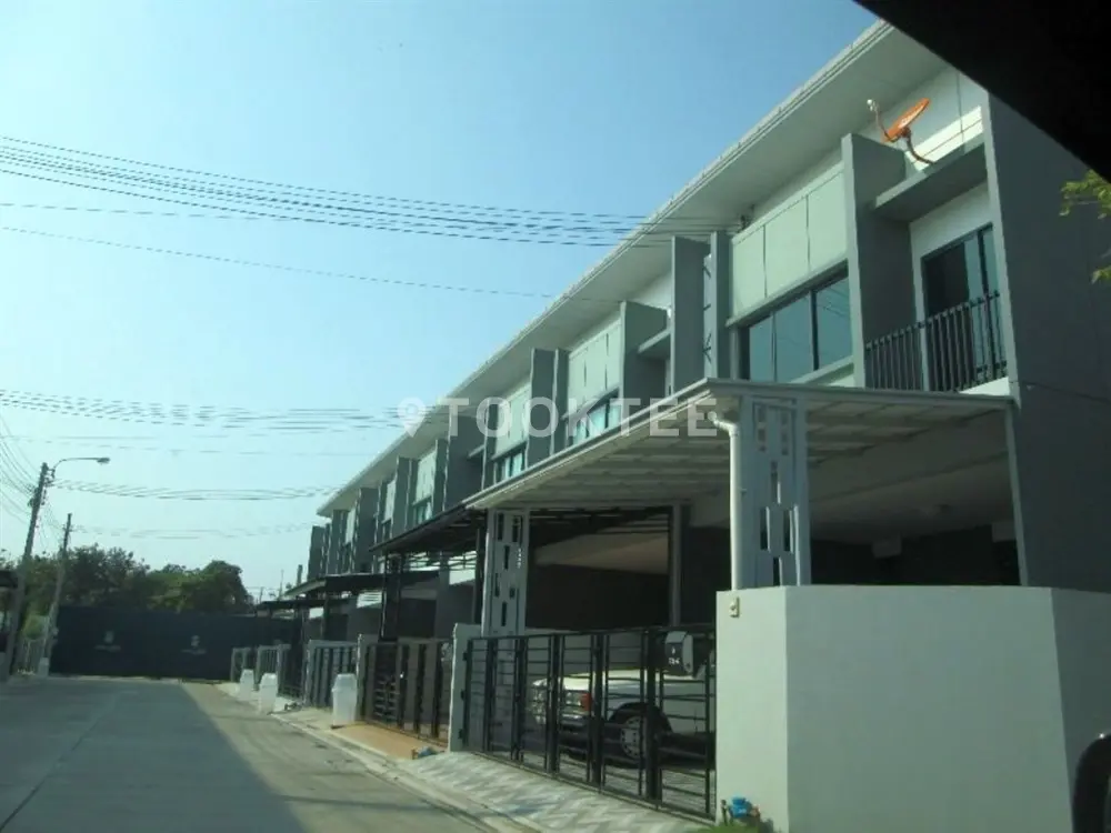 สิริ เพลส ติวานนท์