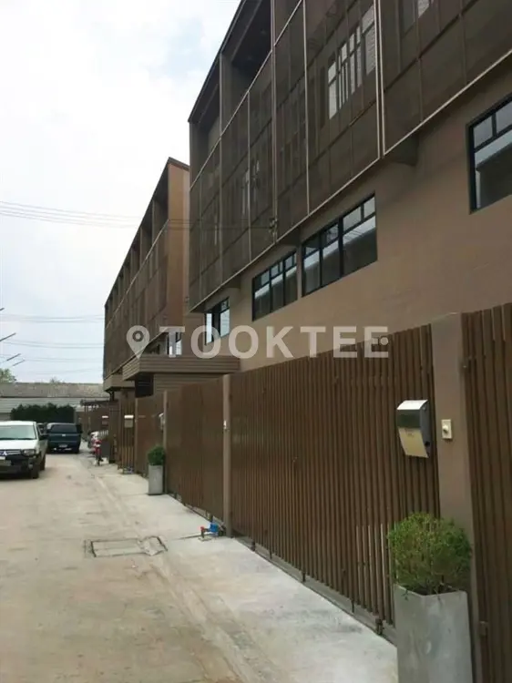 เฮ้าส์ นิช แจ้งวัฒนะ