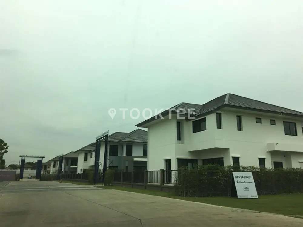 แอริ แจ้งวัฒนะ