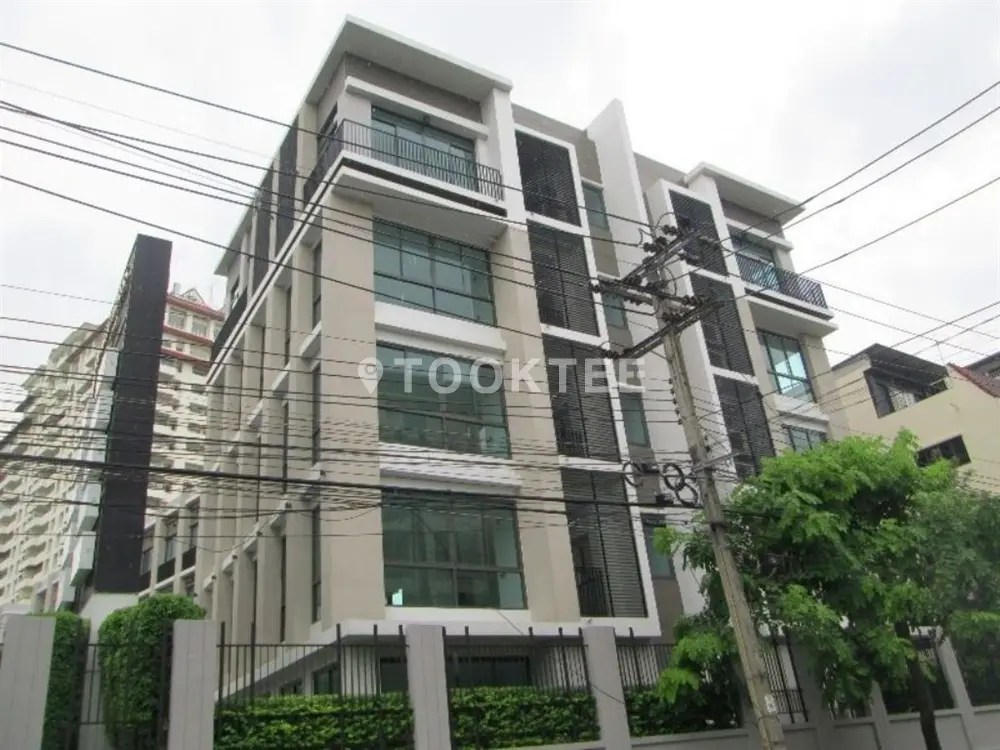 เฮดควอเทอร์ส เอกมัย–ลาดพร้าว