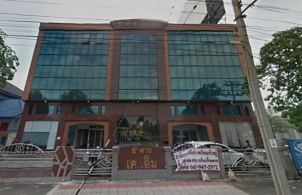 เค.เอ็ม.,อาคาร