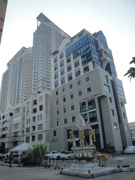 แกรนด์,อาคาร