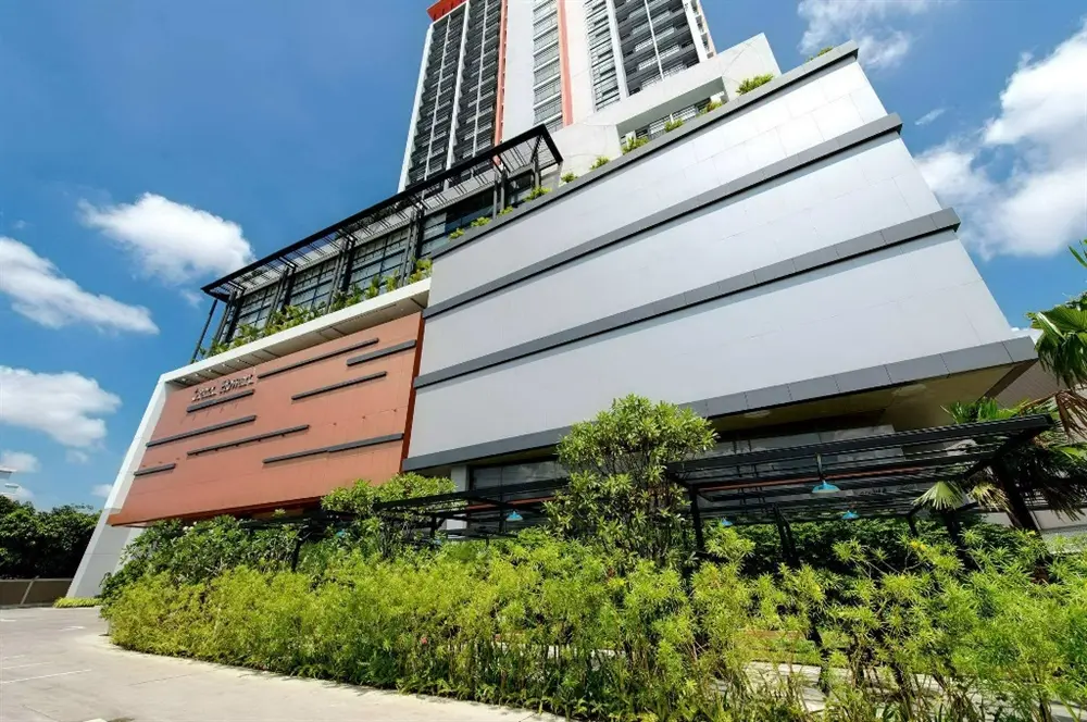 แกรนด์ ฮาวเวิร์ด, โรงแรม