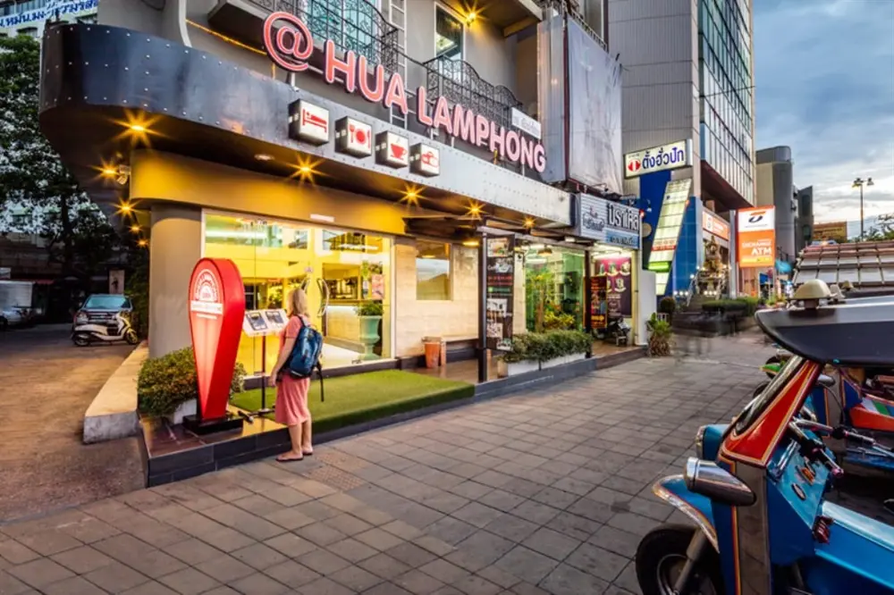 แอท หัวลำโพง โฮสเทล