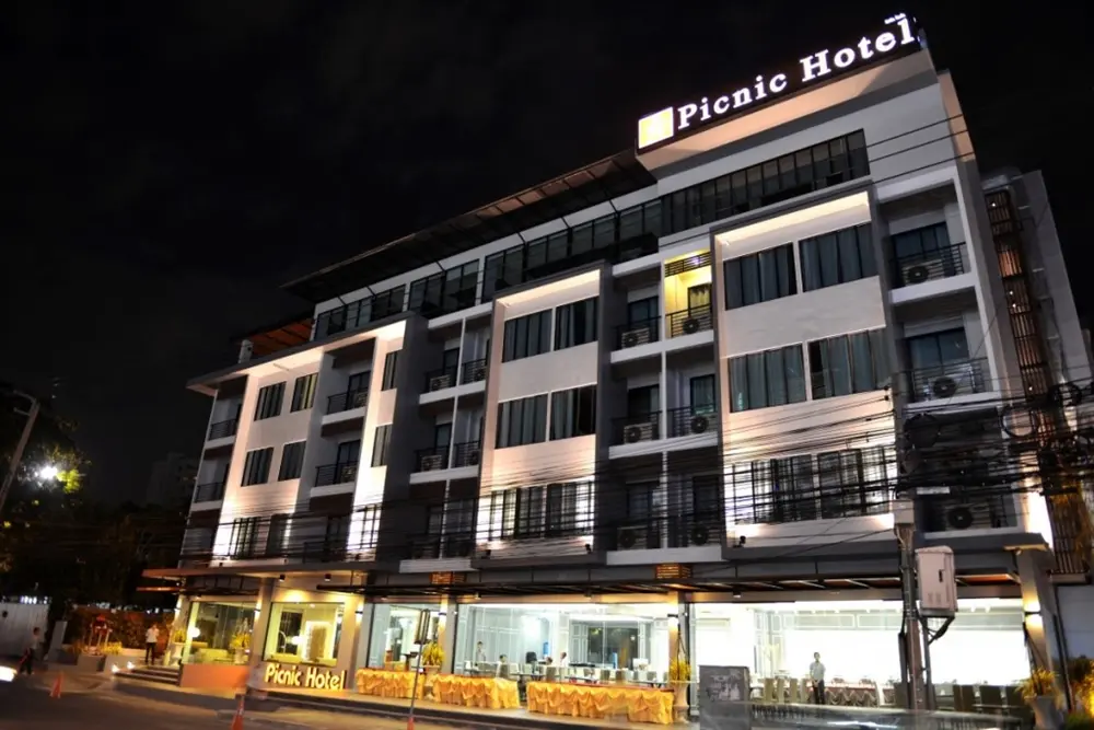 ปิกนิก กรุงเทพฯ, โรงแรม