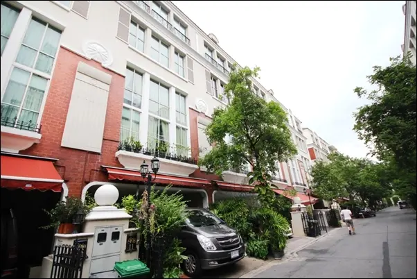 บ้านกลางกรุง ทองหล่อ